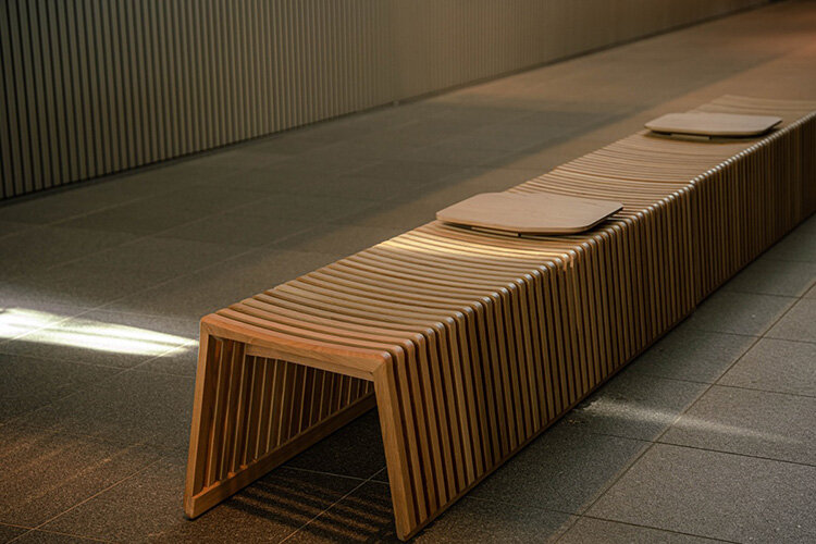 建築と調和するようデザインされたベンチ